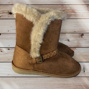NWT The Children’s Place Fur Boots girl size 4